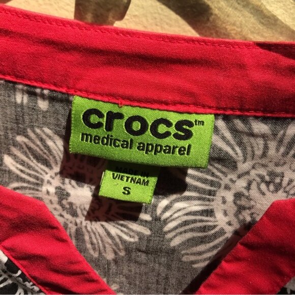 Crocs Medical Apparel Scrubs Floral Cotton Pockets Graphic Top Shirt Tunic Red S - Picture 6 of 16